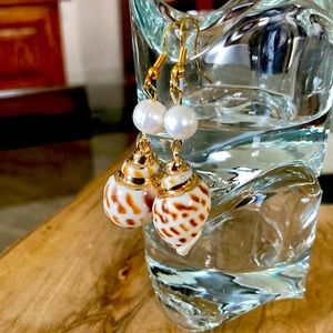 Gold plated Shell and pearl earrings 🐚